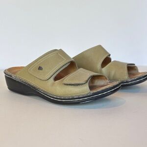 Finn Comfort Jamaika Sandals in Taupe / Green Leather. Size 8 (EU38)